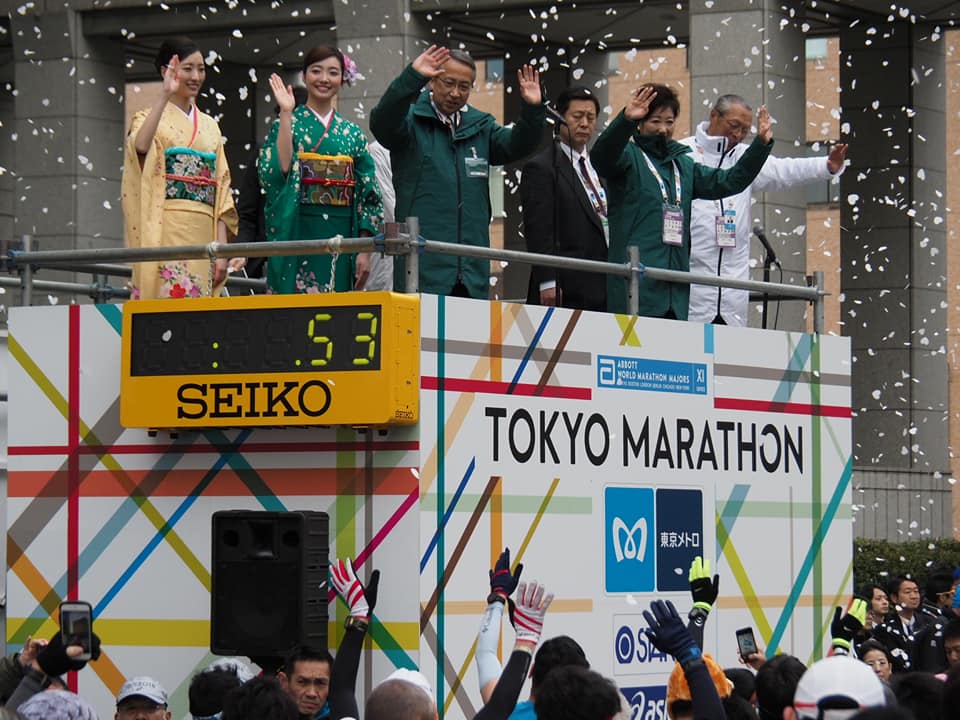 東京マラソンのスタートで手を振る都知事